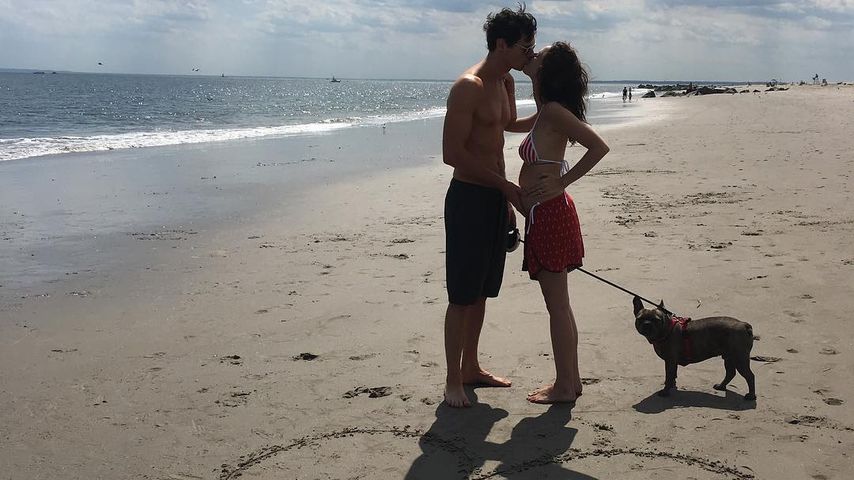 Kaya Scodelario und Benjamin Walker am Strand