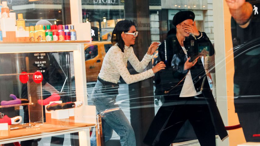 Busen-Hüpfburg & Dildos: Kendall & Cara besuchen Sex-Museum