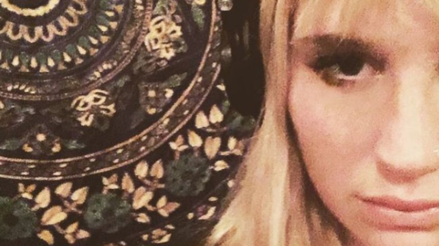 Kesha mit Kopfhörern