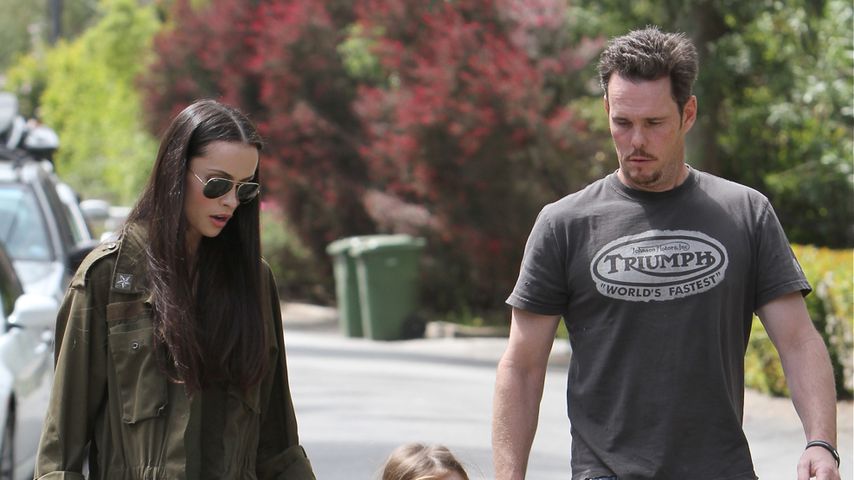 Kevin Dillon (r.) mit Jane Stuart und Tochter Ava 2010 in Malibu