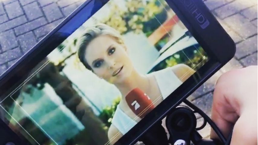 Kim Hnizdo mit Prosieben Mikrofon