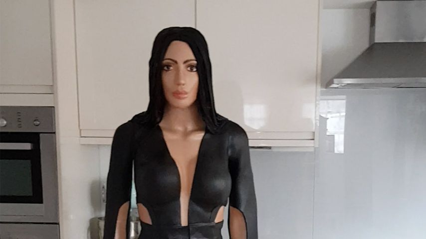 Was für ein Schmaus: Kim K. wird zum lebensgroßen Kuchen!