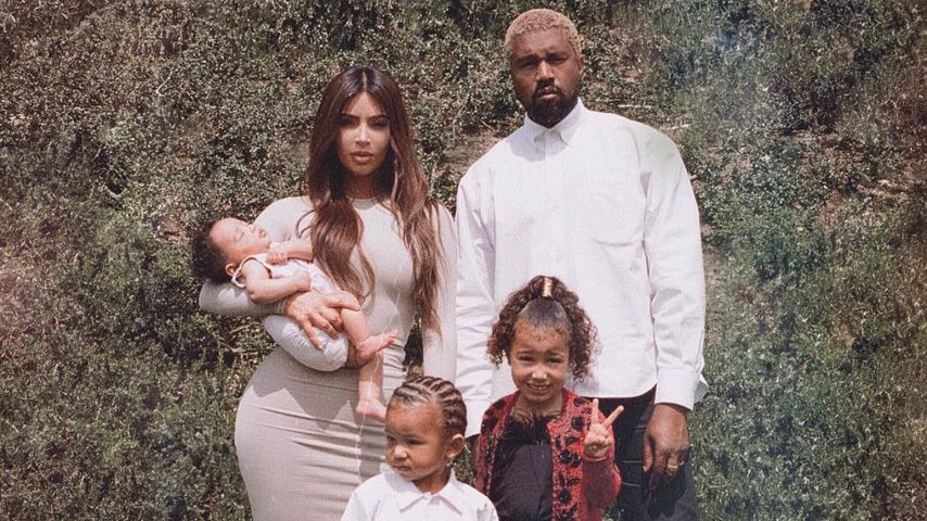 Kim Kardashian mit ihrem Ehemann Kanye West und den Kids Chicago, Saint und North