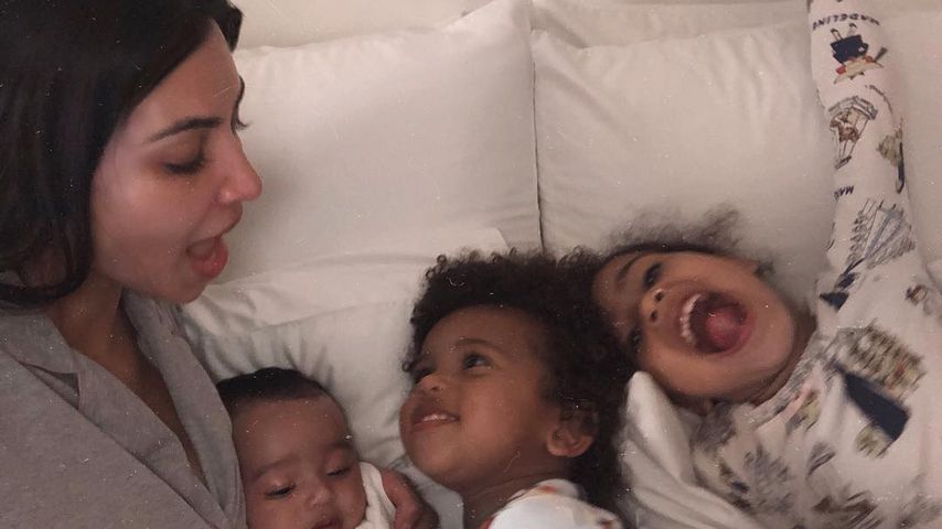 Flugzeug-Turnen: Lässt Kim K. ihren Kids zu viel durchgehen?