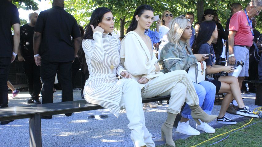 Kim Kardashian und Kylie Jenner bei Kanye Wests Modenschau