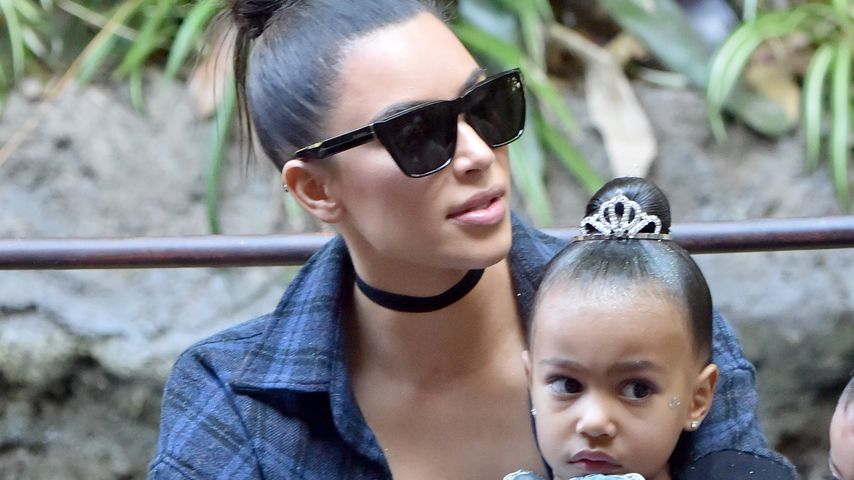 Kim & Kourtney Kardashian: Sie feiern mit Kids in Disneyland