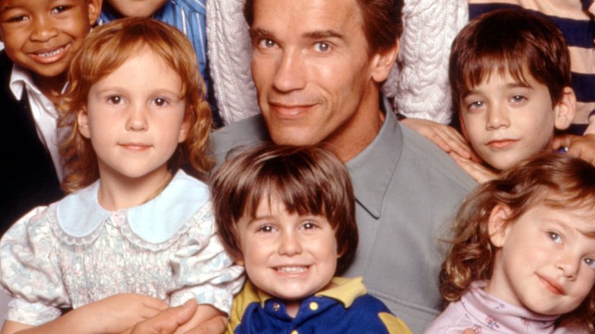 KINDERGARTEN COP: Arnold Schwarzenegger, Joseph/Christian Cousins, Miko Hughes , 1990
