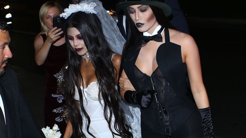 Kourtney Kardashian mit einer Freundin an Halloween