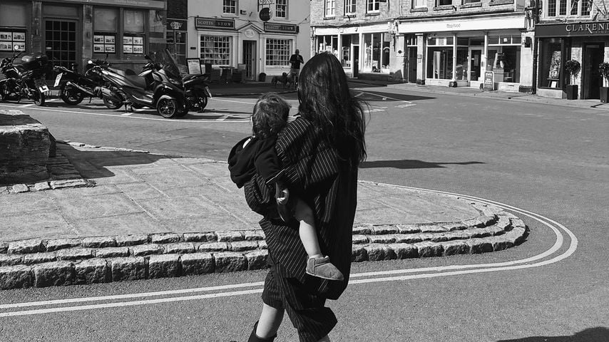 Kourtney Kardashian und ihr Sohn Rocky Thirteen Barker in England, Juli 2025