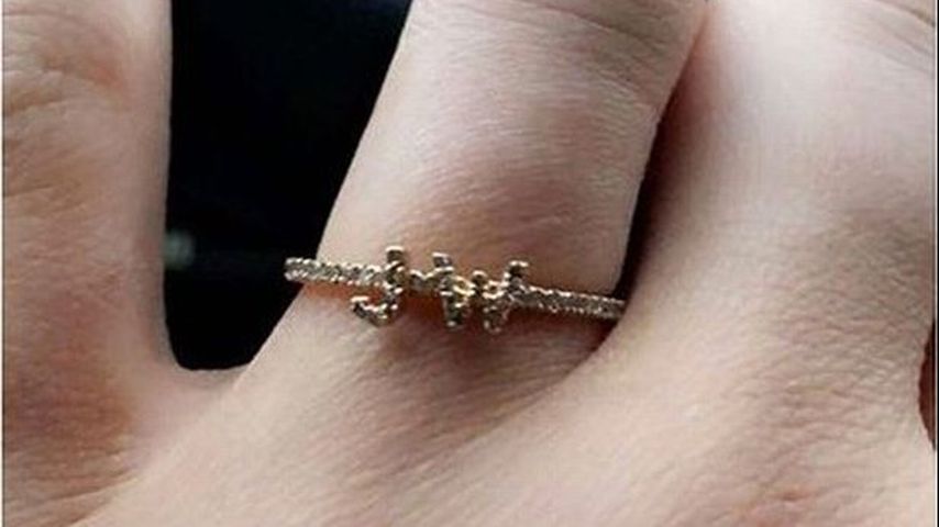 Kylie Jenner zeigt auf ihren Ring