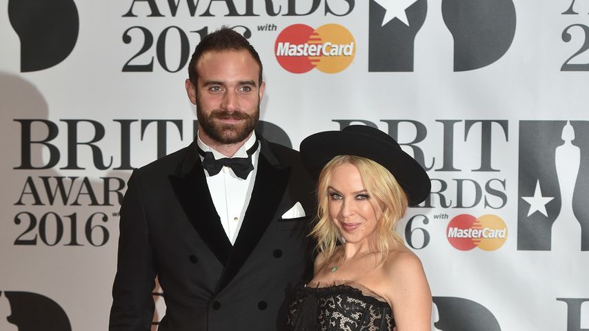 Kylie Minogue und Joshua Sasse bei den BRIT Awards 2016