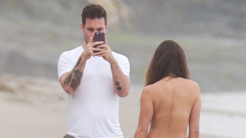 Lea Michele posiert oben ohne am Strand