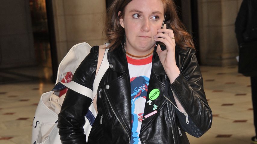 Lena Dunham bei der Ankunft in Washington D.C. mit Hillary-Clinton-Shirt