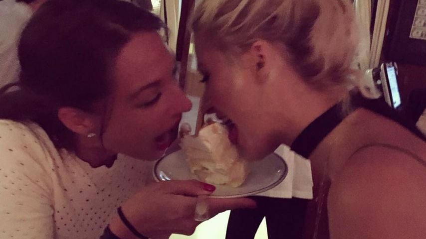 Model Lena Gercke (rechts im Bild) mit einer Freundin