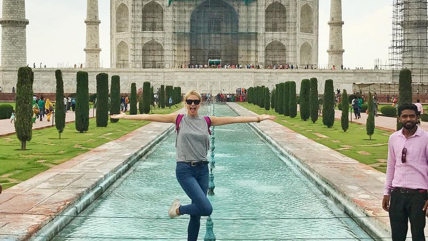 Lena Gercke vor dem Taj Mahal in Indien
