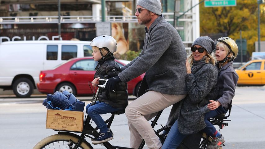 Liev Schreiber und Naomi Watts bei einer Fahrradtour mit ihren Kids in NYC