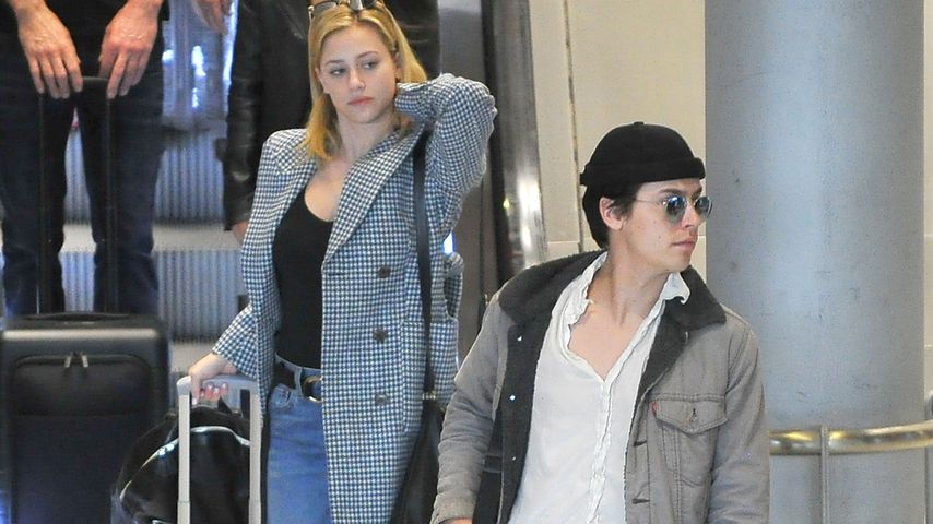 Lili Reinhart und Cole Sprouse am Flughafen