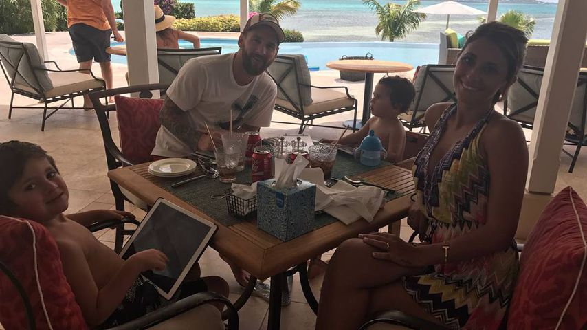 Lionel und Antonella Messi mit ihren Kindern Thiago und Mateo auf Antigua