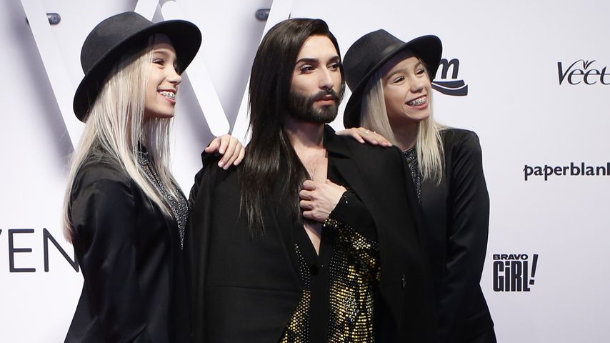 Lisa und Lena mit Conchita Wurst auf der Glow 2016 in Berlin