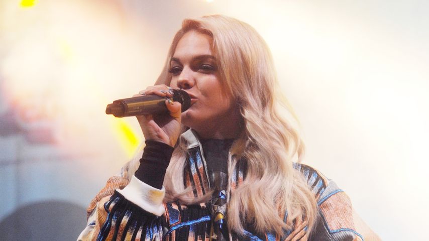 Louisa Johnson auf der Bühne in Sheffield, England