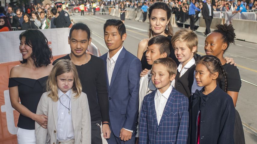 Loung Ung und Angelina Jolie mit ihren Kindern und Hauptdarstellern ihrer Netflixserie in Toronto