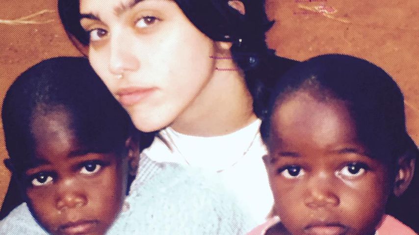 Madonnas Tochter Lourdes mit Zwillingsschwestern aus Malawi 2016