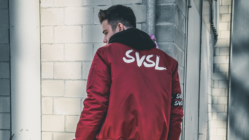 Luca Hänni in einer Jacke seiner eigenen Marke SVSL