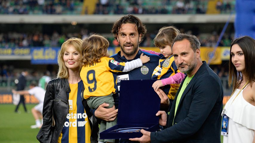 Luca Toni mit seiner Frau und den zwei Kindern