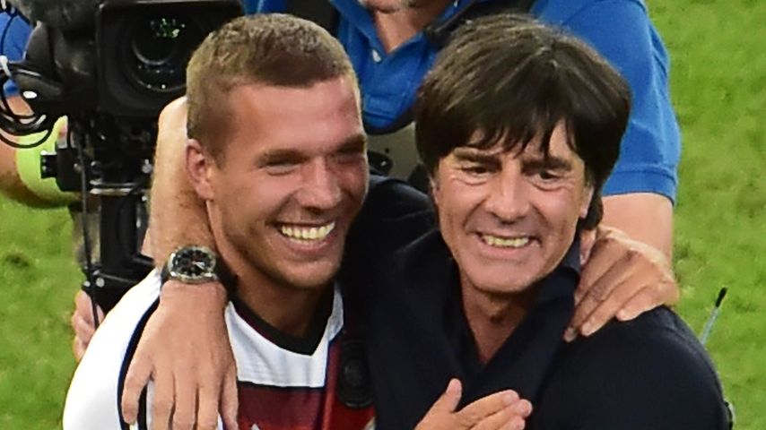 Lukas Podolski und Joachim Löw (r.) nach dem WM-Finale 2014