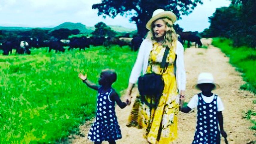 Madonna mit ihren Adoptivtöchtern