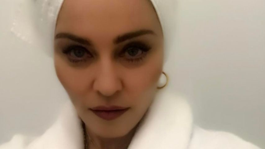 Madonna im Bademantel