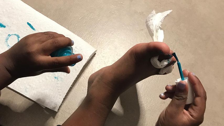 Rihannas Nichte Majesty lackiert sich die Nägel