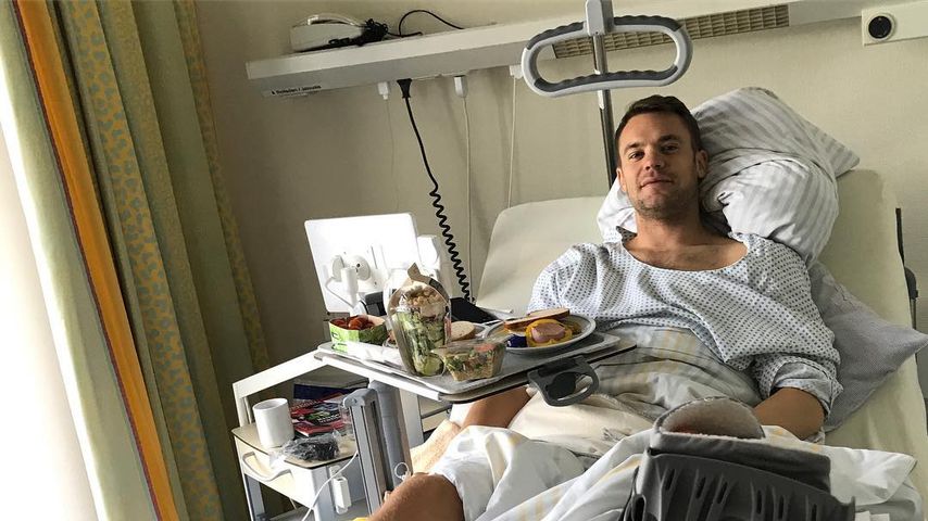 Manuel Neuer im Krankenbett