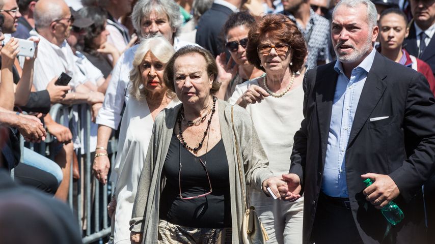 Maria Amato (vorne), Witwe von Bud Spencer, bei der Trauerfeier des Schauspielers