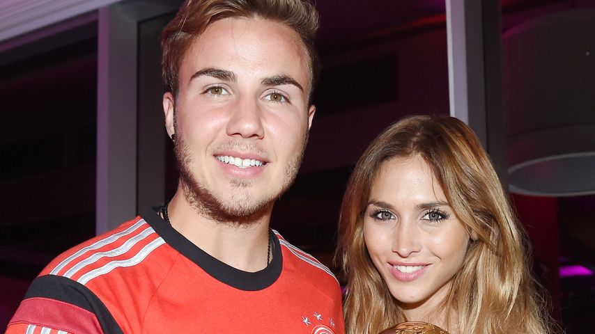 Mario Götze und Ann-Kathrin Brömmel mit dem WM-Pokal