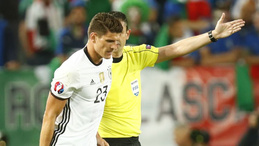 Mario Gomez muss beim Viertelfinlaspiel der EM gegen Italien verletzt vom Platz