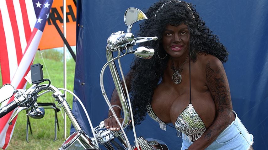 Ist Martina Big von ihren Schönheitsoperationen angestrengt?