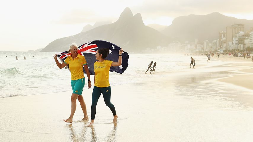 Mary Hanna und Aislin Jones am Strand von Rio