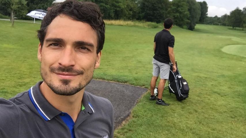 Fußball-Star Mats Hummels mit seinem Bruder beim Golf