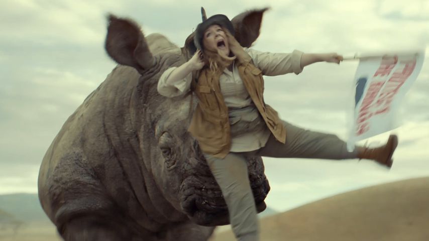 Vom Nashorn aufgespießt: Melissa McCarthys crazy Werbe-Clip!