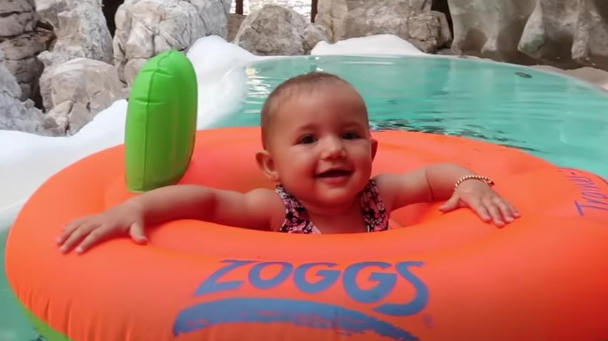 Zum Quietschen: Mia Rose Harrison übt Laufen im Pool!