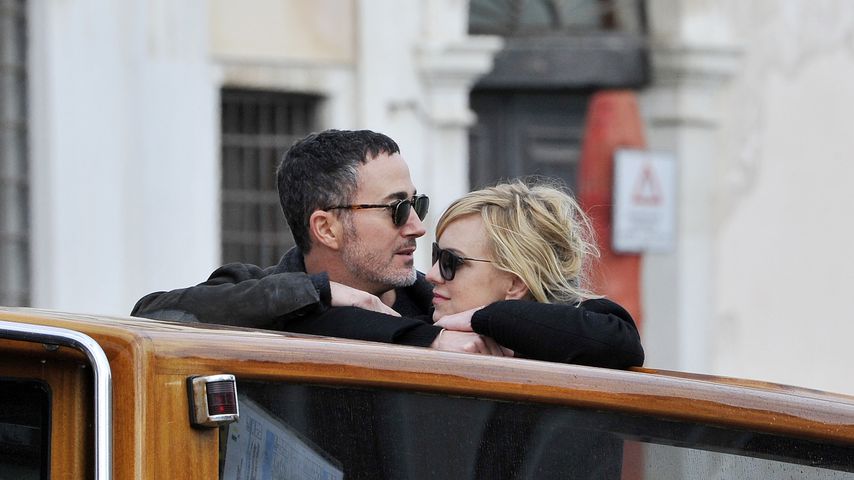 Michael Barrett und Anna Faris während einer Bootsfahrt in Venedig