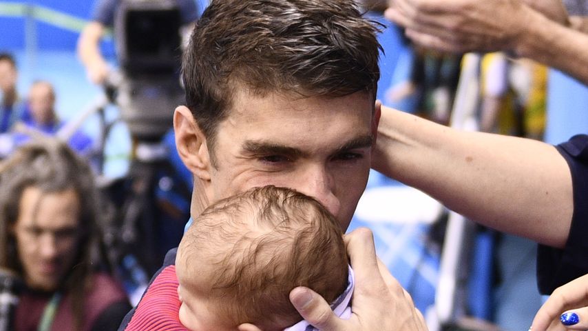 Michael Phelps mit Sohn Boomer nach dem gewonnenen 200-Meter-Schmetterling-Finale in Rio