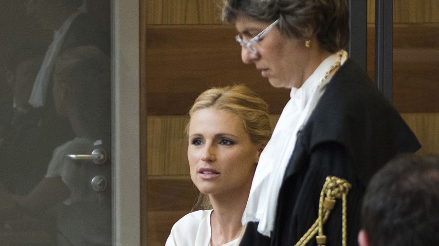 Michelle Hunziker mit ihrer Anwältin im Gerichtssaal in Rimini