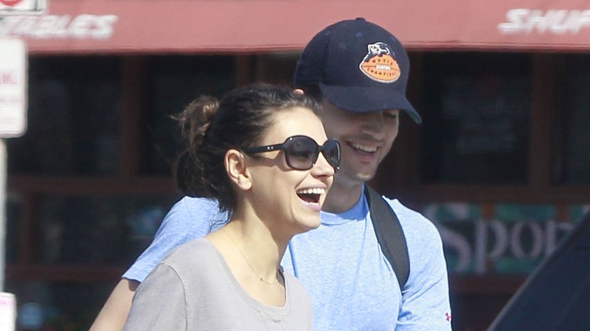 Mila Kunis, Ashton Kutcher & Tochter Wyatt beim Spaziergang