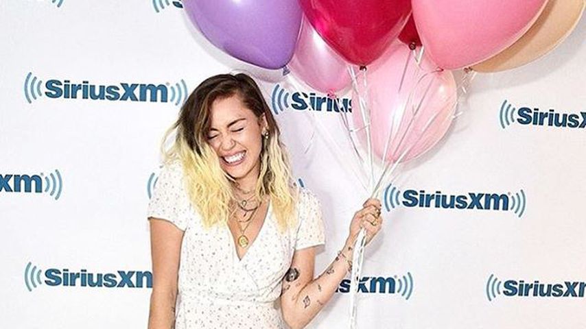 Miley Cyrus mit bunten Luftballons