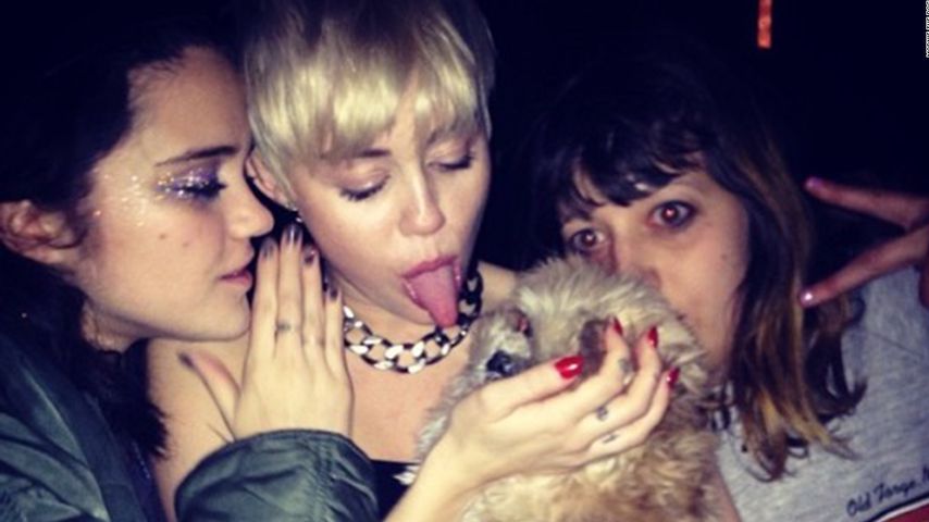 Miley Cyrus und Marnie The Dog