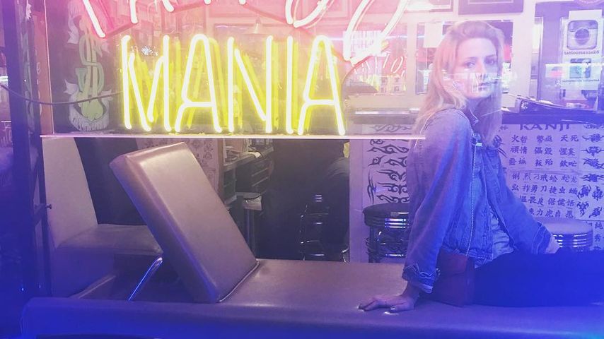Mischa Barton in einem Tattoo-Laden am Sunset Strip in L.A.