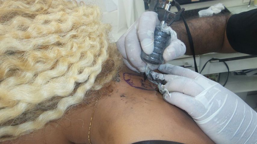 Miss Bumbum Erika Canella beim Tätowierer