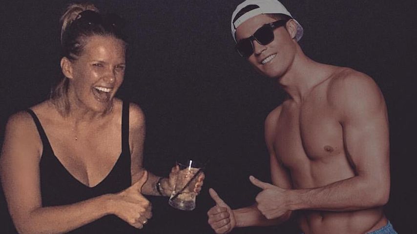 Monica Meier-Ivancan mit einem Pappaufsteller von Cristiano Ronaldo